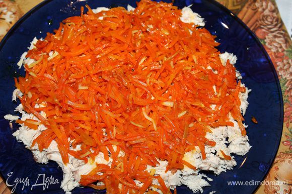Куриное филе отварить с лавровым листом и солью. Разобрать на кусочки и выложить на блюдо первым слоем. Сверху выложить морковь и полить майонезом.