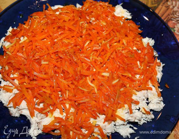 Куриное филе отварить с лавровым листом и солью. Разобрать на кусочки и выложить на блюдо первым слоем. Сверху выложить морковь и полить майонезом.