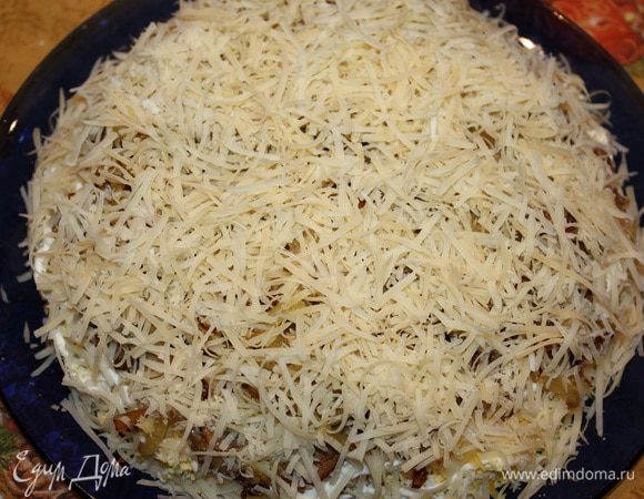 Яйца сварить, натереть на мелкой терке и выложить следующим слоем. Посолить и поперчить. Грибы нарезать и обжарить на растительном масле до золотистого цвета и выложить на яйца. Лук нарезать полукольцами и обжарить на растительном масле до золотистого цвета и выложить на грибы. 