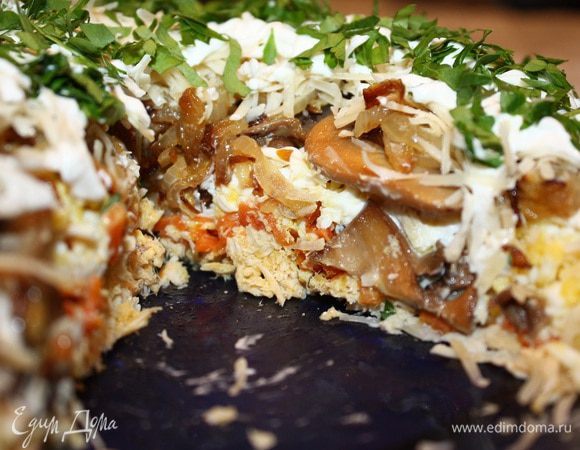 Полить майонезом и посыпать петрушкой. Дать салату пропитаться около 1 часа при комнатной температуре и можно его подавать. Приятного аппетита!!!