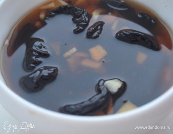 Чернослив и имбирь залить крепким горячим чаем и дать постоять 10 минут. Имбирь надо сперва очистить и мелко нарезать, а чернослив промыть. 