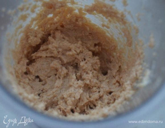 Мягкое масло взбить как следует блендером с сахаром. Добавить мед и яйца и еще раз взбить.