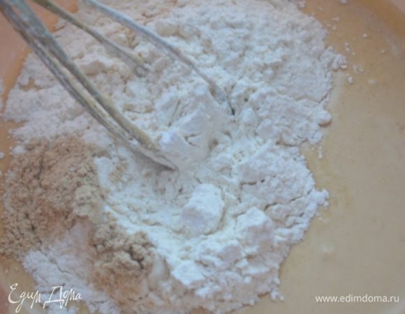 Просеять муку и соду, добавить сухой имбирь и взбить еще раз. 