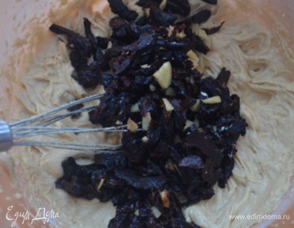 Добавить мелконарезанный чернослив и имбирь и перемешать. 