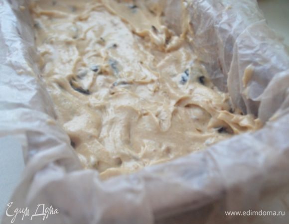 Тесто вылить в форму для кекса, которая застелена бумагой для выпечки и смазана маслом. 