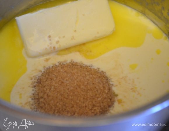 Пока выпекается кекс делаем соус: в ковшике смешать масло, сахар, сливки и ликер. Можно не его взять, а ром или вообще без, но Бэйлиз там идеально вписался. Доводим до кипения и увариваем примерно 5-7 минут. 