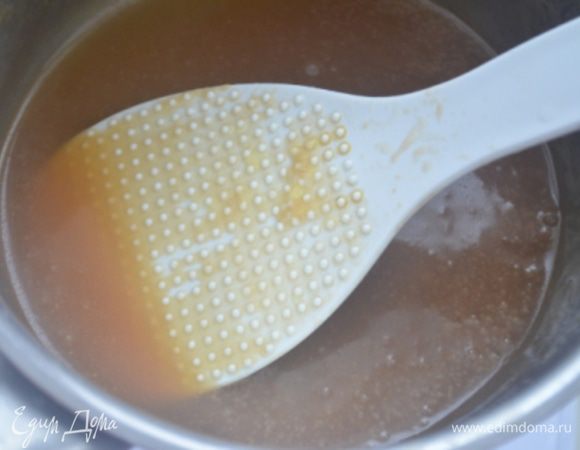 Соус должен стать густым и карамельным.