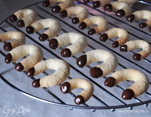 Холодное печенье окунать концами в глазурь и выкладывать на решетку до застывания. Глазурь растопить шоколад в СВЧ и добавить в теплый шоколад масло. Размешать.