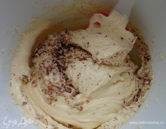 1 ярус - орехово-миндальное тесто: взбить масло с сахаром и ванильным сахаром, по одному добавить яйца, затем муку с разрыхлителем и в готовое тесто вмешать орехи.