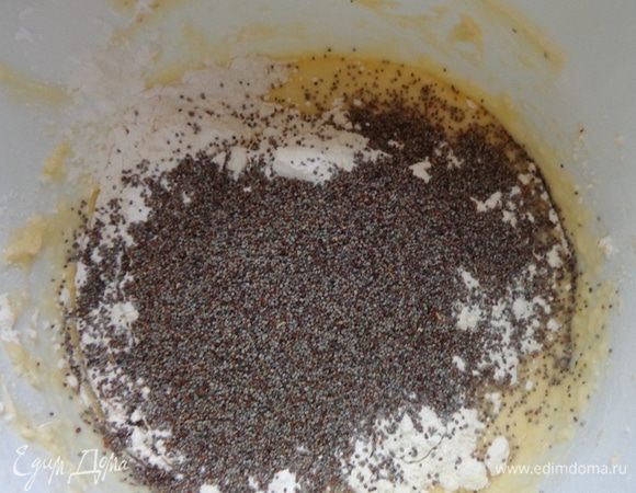 2 ярус - маковое тесто: взбить масло с сахаром и ванильным сахаром, по одному добавить яйца, затем муку и разрыхлитель и в готовое тесто вмешать мак.