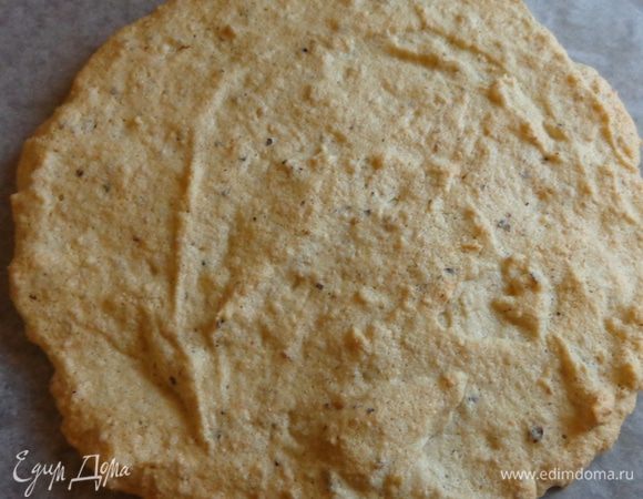 Белково-ореховое тесто: взбить белки и лимонным соком до пиков, постепенно, продолжая взбивать, добавить сахар. В готовое тесто в несколько приемов аккуратно ввести молотый миндаль. На пергаменте нарисовать круги диаметром 20 и 28 см, разложить в них тесто и печь при 160* минут 20 до золотистости. Сразу снять с пергамента. Остудить.