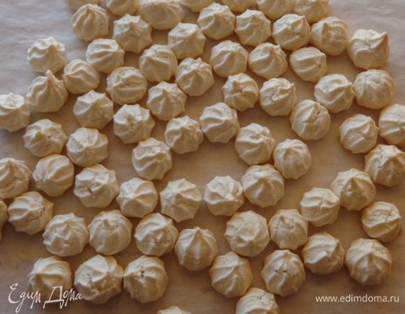 Это же тесто пригодится для елочки. Отсадить его при помощи кулинарного мешка небольшими капельками и запечь.