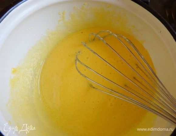Крем АПАРЕЛЬ: на водяной бане нагреть желтки с сахаром до его растворения. Взбить добела, остудить до комнатной температуры.