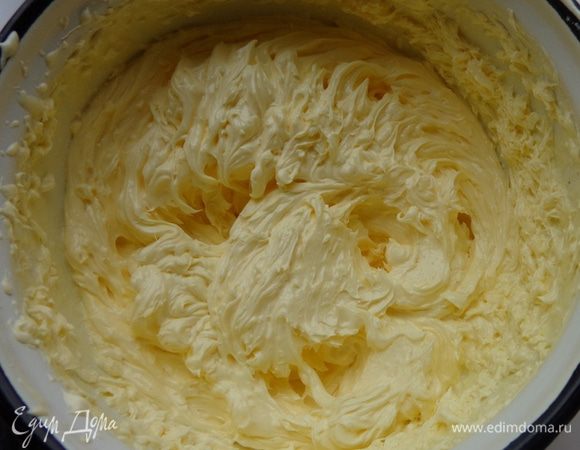 Добавить в несколько приемов размягченное сливочное масло и как следует взбить до пышности.