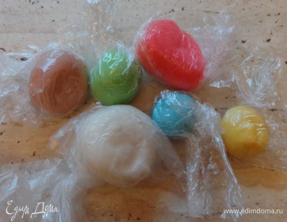 На масляный крем уложить раскатанный марципан и на нем создавать композицию из мастики.