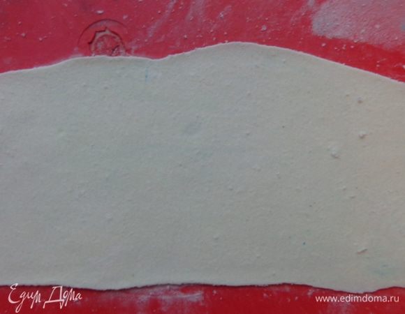 Мастику тонко (2-3 мм) раскатать и уложить на файл сохнуть. Просушка займет дня 3.
Чтобы вы не повторили моей ошибки: все, что планируете наклеить на стеночку, надо сделать, пока она не высохла! И сушить в изогнутом состоянии все вместе.  Я же камин сделала отдельно и он высох ровно. Пришлось переделывать и наклеивать на изогнутую поверхность, что ОЧЕНЬ неудобно!
Клеить можно с помощью жидкого меда или сгущенки.