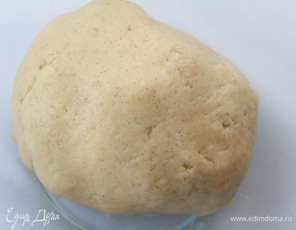 Замесить тесто из указанных в шаге №1 ингредиентов, убрать тесто в плёнку в холодильник на 1 час.