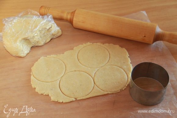 Раскатать тесто в пласт толщиной 3-5 мм (делаю это через толстую плёнку). Вырезать формочками печенье.
