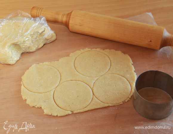 Раскатать тесто в пласт толщиной 3-5 мм (делаю это через толстую плёнку). Вырезать формочками печенье.