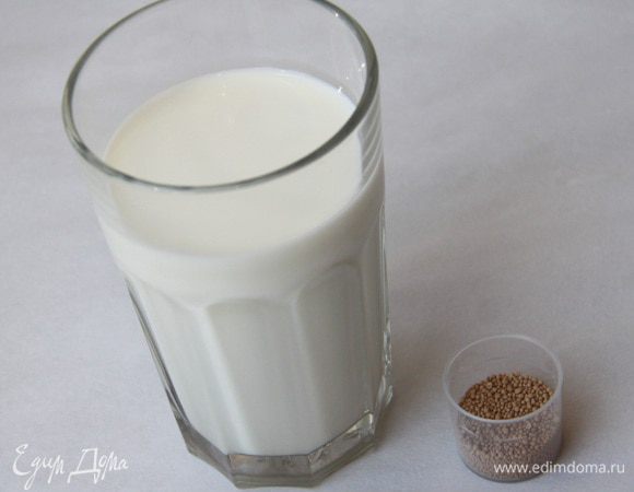 Растворить дрожжи в тёплом молоке и оставить на 5 минут. 