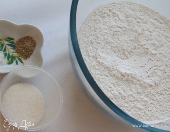 Муку просеять, добавить сахар, соль, кардамон.