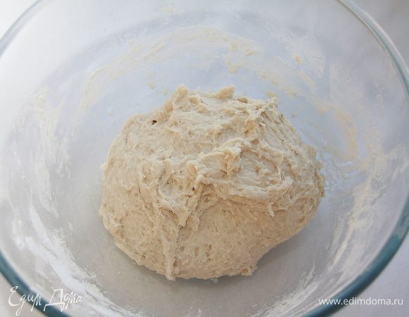 Замесить тесто (пока без масла), месить руками в течение 5-7 минут. Оставить на 20 минут, прикрыв полотенцем.