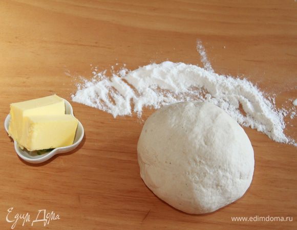 Добавить размягчённое масло, если требуется немного муки (горсть), месить руками 5-7 минут.   