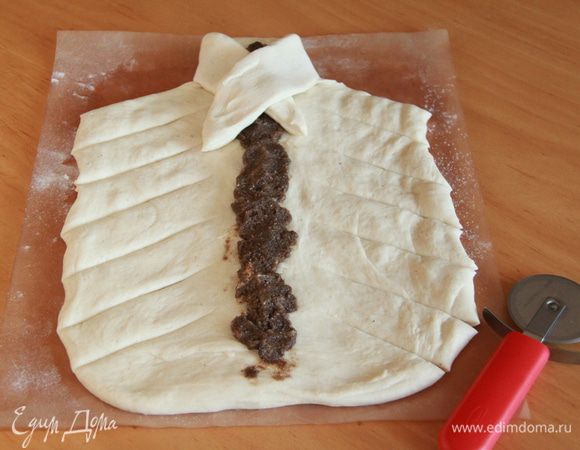 Ножом для пиццы сделать надрезы в сторону, так, чтобы сформировать несколько полос вокруг начинки. (Получилось похоже на рубашку с галстуком)))