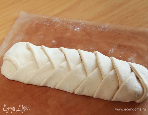 Заплести косу, чередуя полоски. Концы аккуратно подвернуть. 