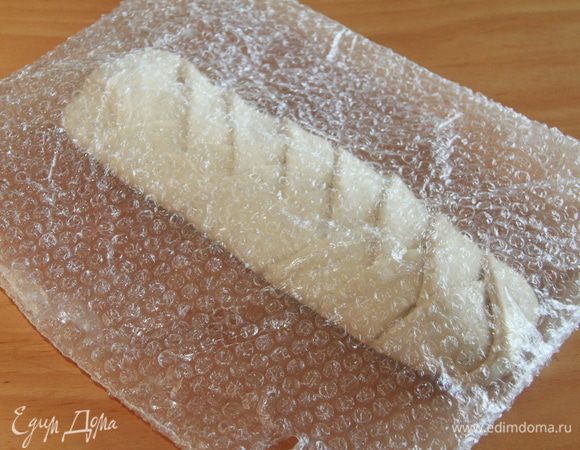 Положить булку в пакет для расстойки на 30 минут.