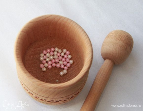 Жемчужный сахар слегка раздавить в ступке.