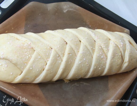 Косу смазать молочно-яичной смесью, присыпать жемчужно-сахарной крошкой.