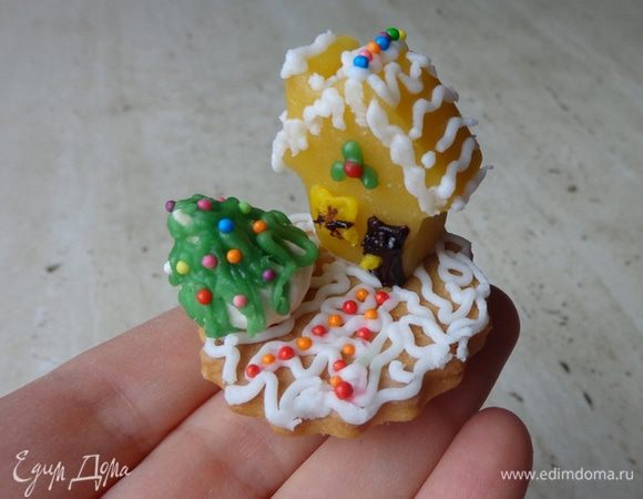 В виде бонуса были такие маленькие марципановые домики...