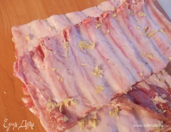 Ребра натереть солью и перцем и тертым на мелкой терке имбирем и чесноком. Оставить мариноваться на пол часа.