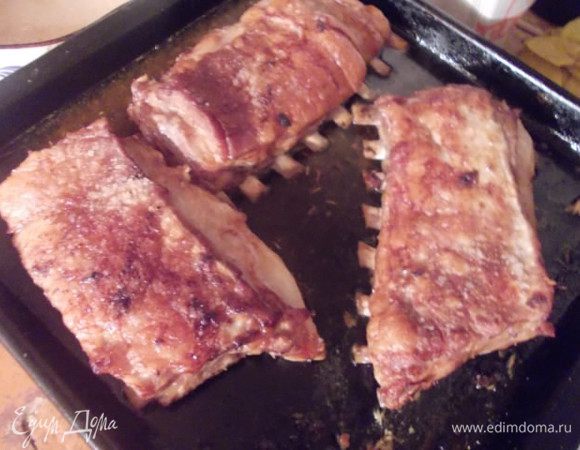 Выложить их на противень, глубокий и залить пивом, тушить ребра до готовности. Несколько раз переворачивая, чтобы золотились со всех сторон.