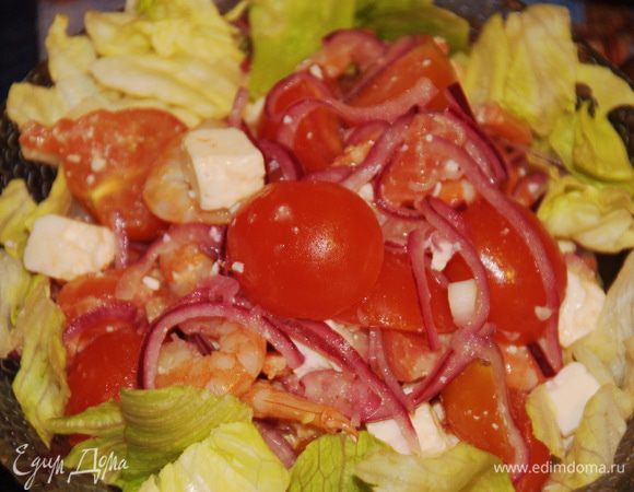 Красный лук замариновать, в уксусе.
Креветки отварить, красную рыбу мелко нарезать. 