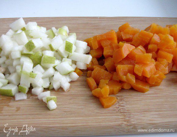 Грушу и отварную морковь нарезать так же, мелким кубиком. Грушу слегка сбрызнуть лимонным соком, чтобы не потемнела.