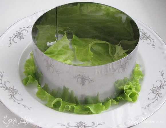 На  тарелку выложить лист салата. Сверху поставить сервировочное кольцо. 