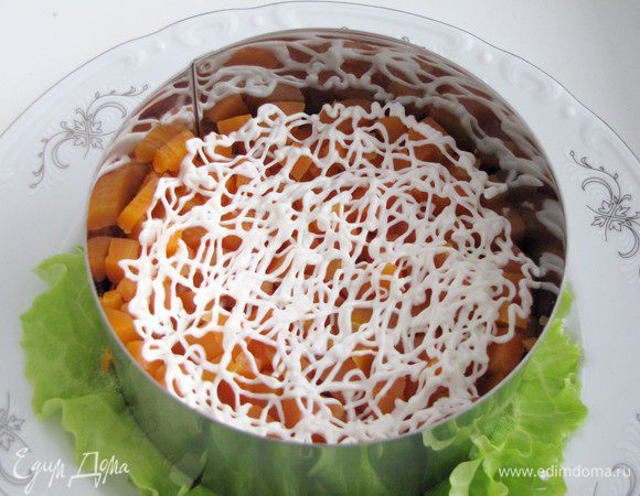 Затем лук. Сверху на лук морковь.