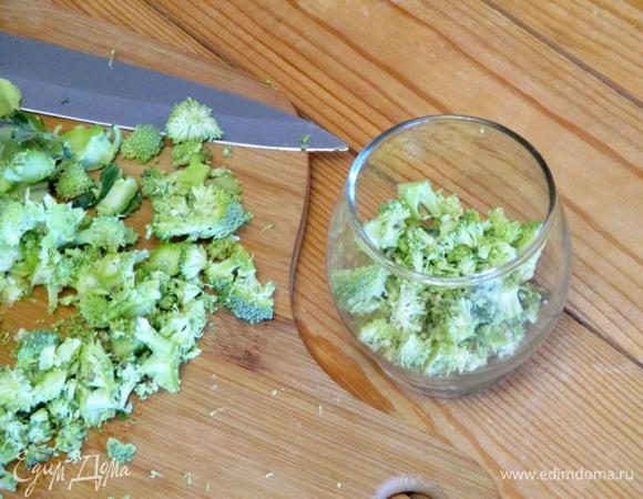 Сырую брокколи и красный лук мелко нашинкуйте.