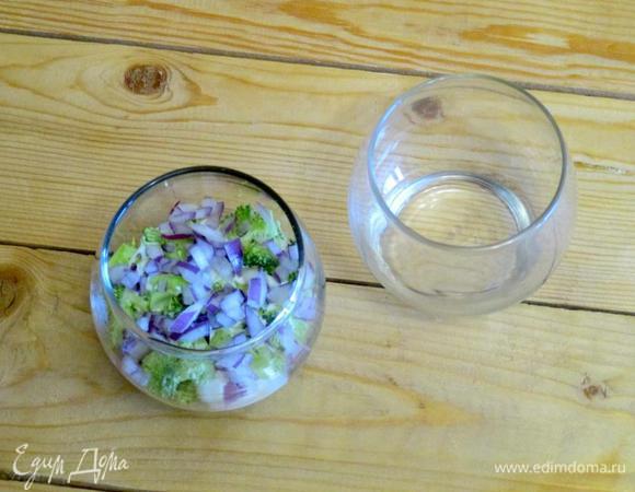 На дно бокалов уложите слой брокколи, хорошо смажьте его майонезной заправкой, снова повторите слой брокколи, сверху добавьте слой красного лука.