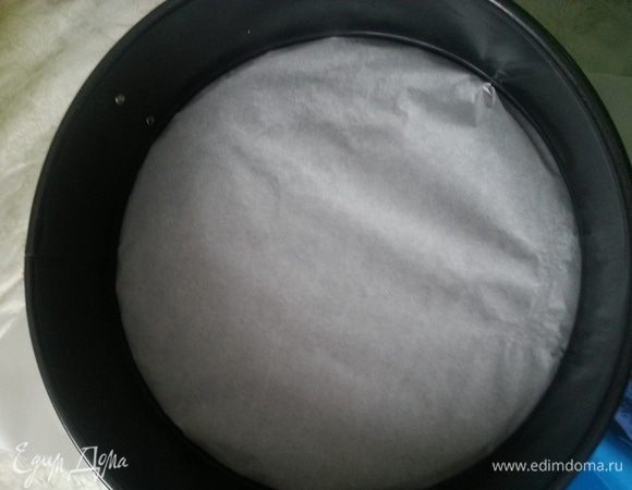 Дно разъемной формы (в моем случае диаметром 24 см) выстилаем пергаментом, я его ничем не смазываю... Включаем духовку на 175 С.