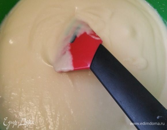 Адыгейский сыр, яйца, сахар перемалываем в кухонном комбайне до однородной массы (получается достаточно жидкая консистенция)...