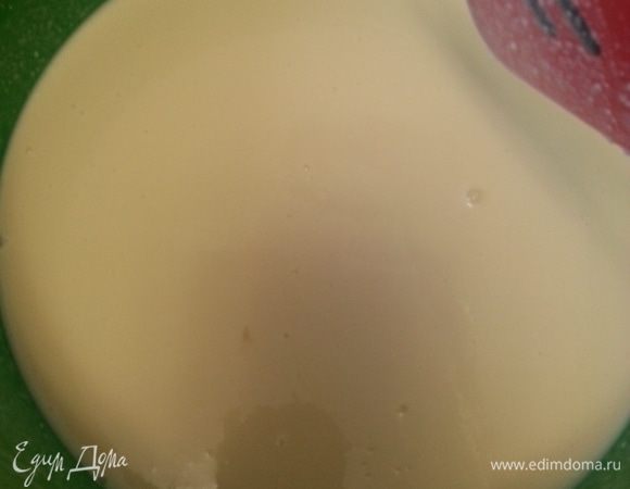 К растопленному шоколаду вливаем оставшиеся сливки и добавляем шоколадно-сливочную смесь к сыру, перемешиваем силиконовым скребком или ложкой. Смесь получается очень жидкой, когда я готовила первый раз - то была несколько напугана, не верилось что из этого может получиться пирог.