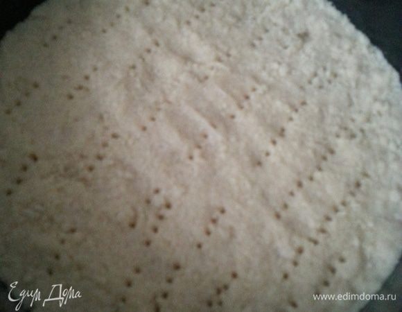 По прошествии 15 минут, достаем основу из духовки и накалываем ее вилкой...