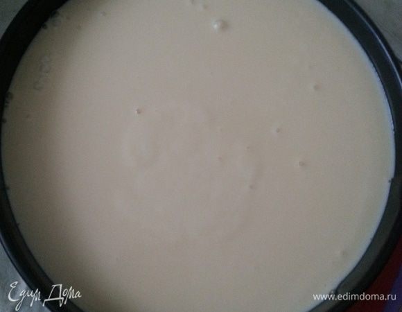 Выливаем полученную сырную массу на основу. Поверхность формы закрываем фольгой. Ставим в разогретую духовку на 30 минут, затем снимаем фольгу и запекаем еще минут 15. Если хотите более румяную корочку то фольгу можно не использовать.