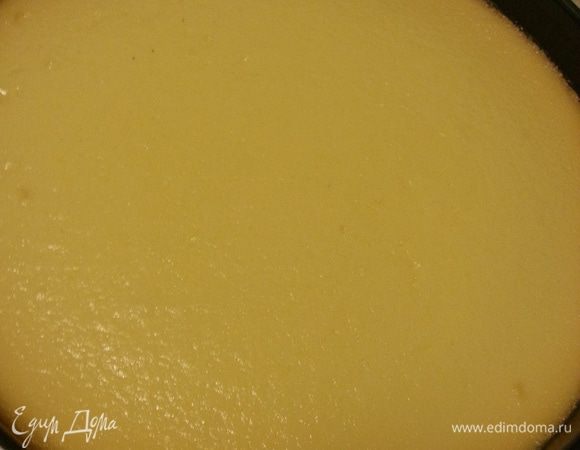 Центр пирога после окончания выпечки остается несколько жидковат. Я оставляю остывать в духовке с приоткрытой дверцей до комнатной температуры (центр пирога уже перестает быть жидким), затем убираю на ночь в холодильник.