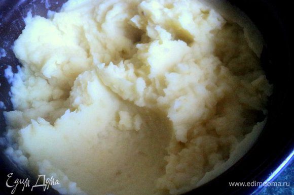 Картофель почистить и отварить в подсоленной воде, затем воду слить и размять картофель в пюре со сливочным маслом.