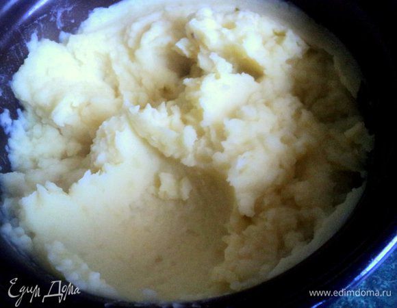 Картофель почистить и отварить в подсоленной воде, затем воду слить и размять картофель в пюре со сливочным маслом.