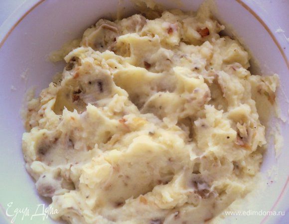 Добавить в картофельное пюре поджаренные грибы, посолить и поперчить по вкусу. Перемешать и охладить.